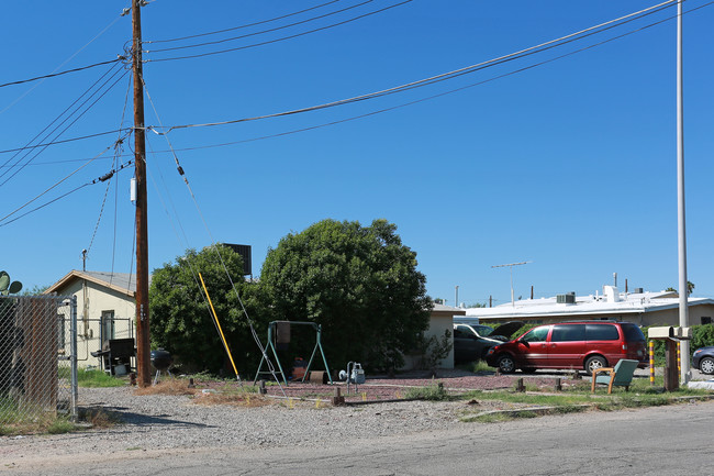 5836-5838 5842 E. 26th St in Tucson, AZ - Foto de edificio - Building Photo