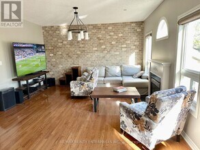 2429 Whitehorn Dr in Burlington, ON - Building Photo - Building Photo