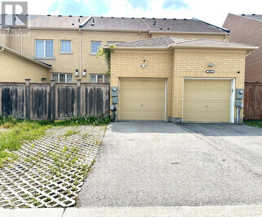 10355 Woodbine Ave in Markham, ON - Building Photo