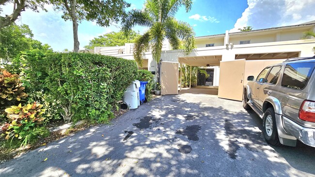 3085 N Palm Aire Dr in Pompano Beach, FL - Building Photo - Building Photo