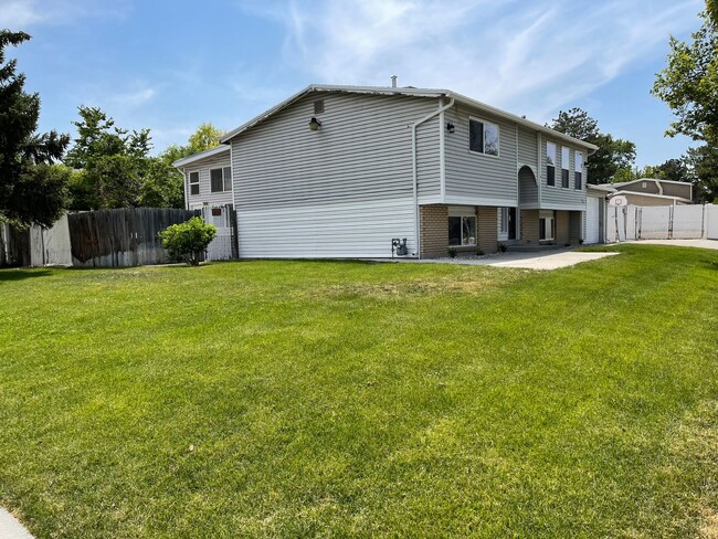 3257 W Bigarade Ln in Taylorsville, UT - Building Photo - Building Photo