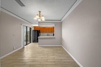 388 Lake Arbor Dr in Palm Springs, FL - Building Photo - Building Photo