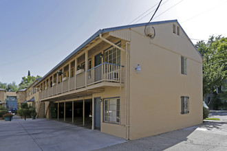 Kenwood Apartments in Sacramento, CA - Foto de edificio - Building Photo