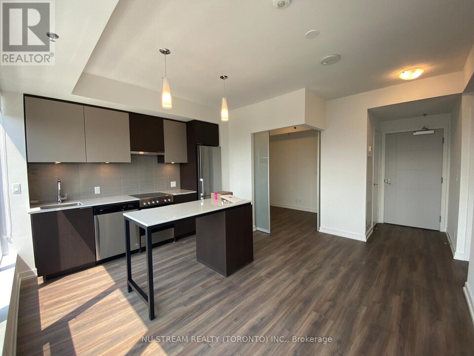 203-2203 College St in Toronto, ON - Building Photo