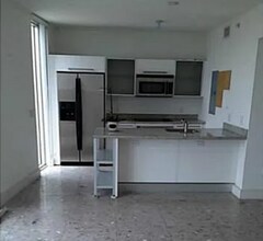 185 SW 7th St, Unit 1500 in Miami, FL - Foto de edificio - Building Photo