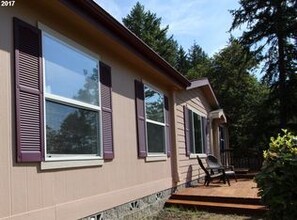 1503 E sixth Ave in Sutherlin, OR - Foto de edificio - Building Photo