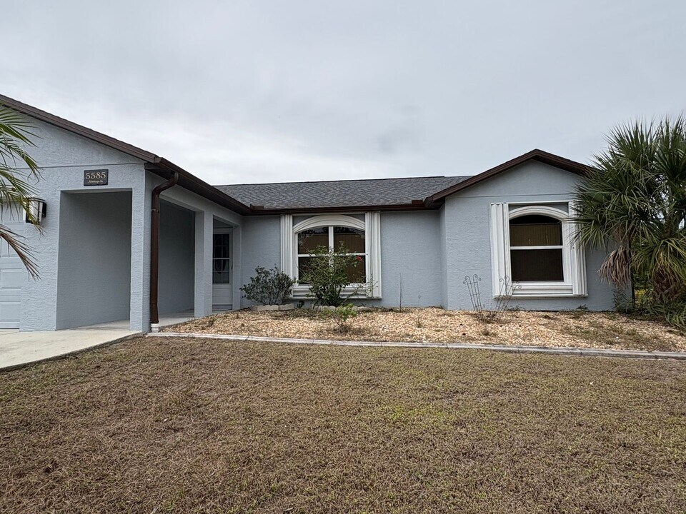 5585 Montego Ln in Port Charlotte, FL - Building Photo