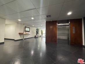 740 Kings Rd in Los Angeles, CA - Building Photo - Building Photo