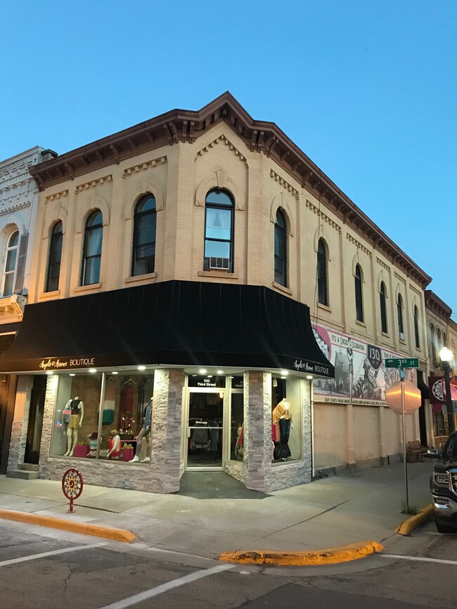 100 3rd St, Unit 2 in Baraboo, WI - Foto de edificio - Building Photo