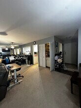 932 Peninsula Ave, Unit 932 peninsula ave apt 404 in San Mateo, CA - Foto de edificio - Building Photo