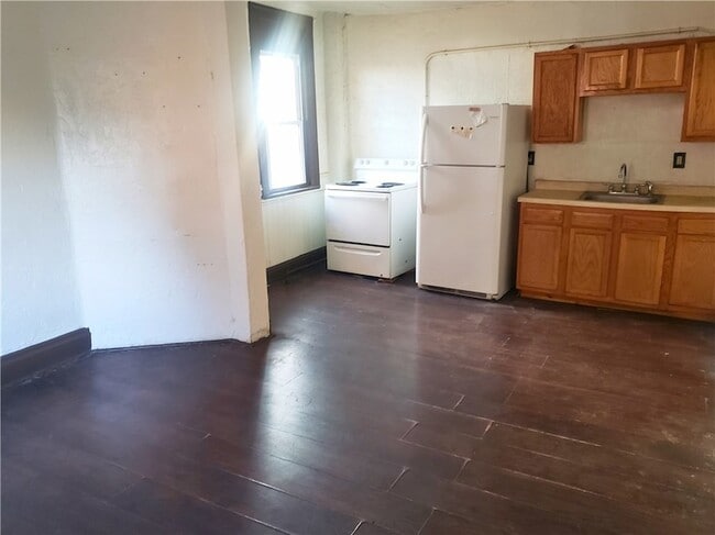 1 Camp Ave, Unit 3 in Braddock, PA - Foto de edificio - Building Photo