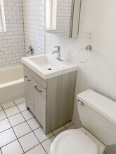 2450 N Southport Ave, Unit 2450-204 in Chicago, IL - Building Photo - Building Photo