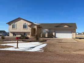 887 E Sandusky Dr in Pueblo West, CO - Building Photo