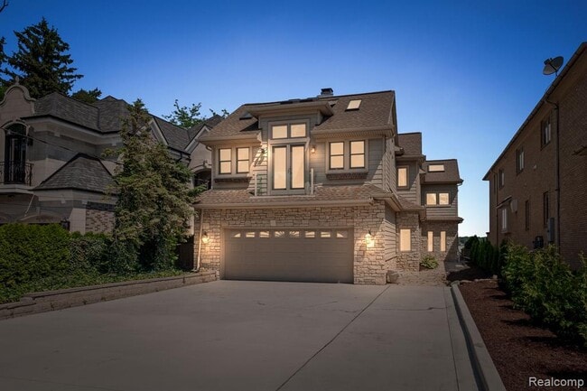 2380 Walnut Lake Rd in West Bloomfield, MI - Foto de edificio - Building Photo