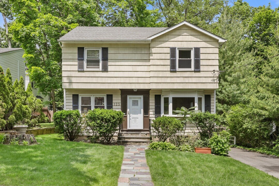 125 Brown Rd in Scarsdale, NY - Building Photo