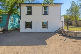 2215 N Elmendorf St in San Antonio, TX - Building Photo