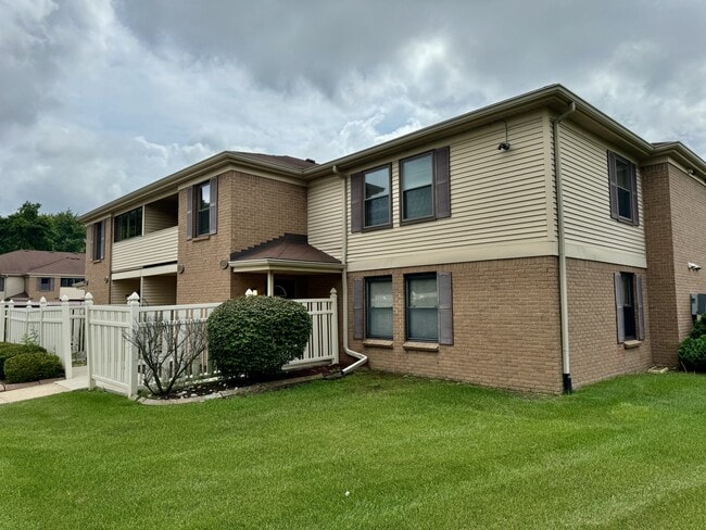 19536 Northridge Dr in Northville, MI - Building Photo - Building Photo