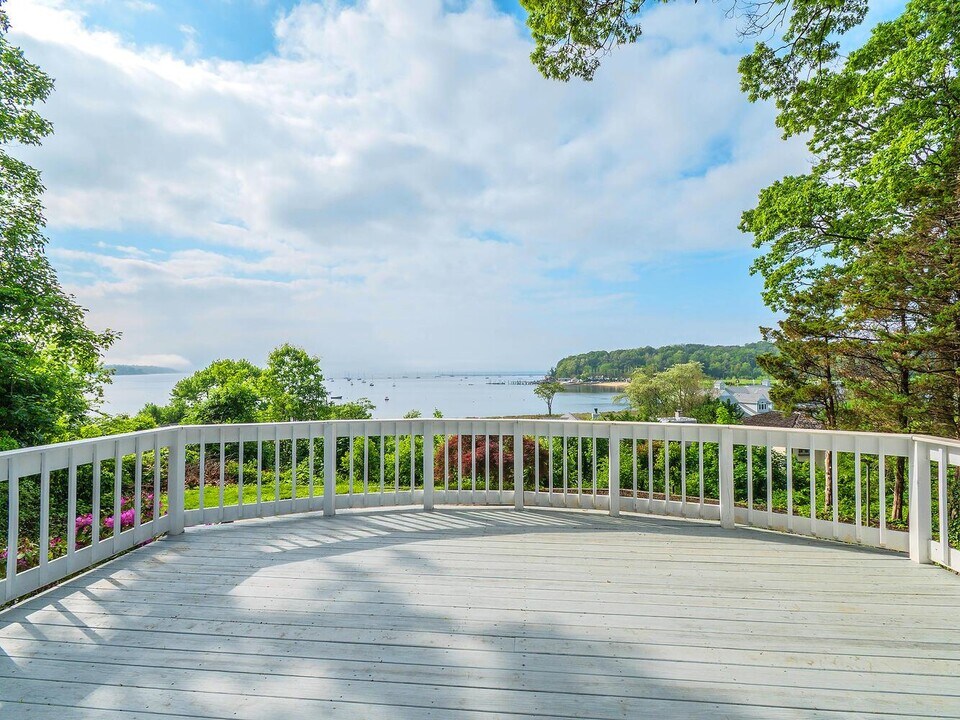 38 Prospect Ave in Sea Cliff, NY - Foto de edificio