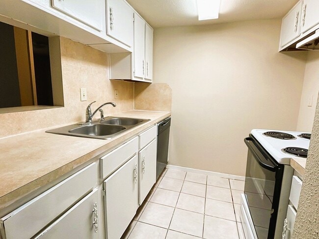 7200 Clarewood Dr in Houston, TX - Building Photo - Building Photo