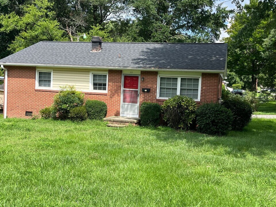 311 Carter Dr in Thomasville, NC - Foto de edificio