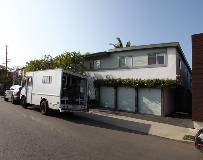 305-09 Broadway St. Apartments in Marina Del Rey, CA - Building Photo - Building Photo