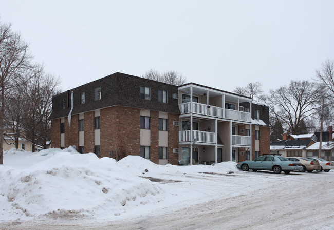 Grandview Apartments in Long Lake, MN - Building Photo - Building Photo