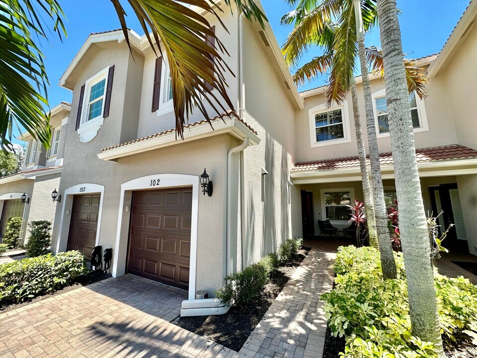 6532 Monterey Point in Naples, FL - Building Photo