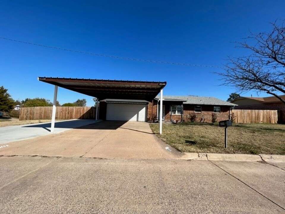 409 NW Compass Dr in Lawton, OK - Building Photo