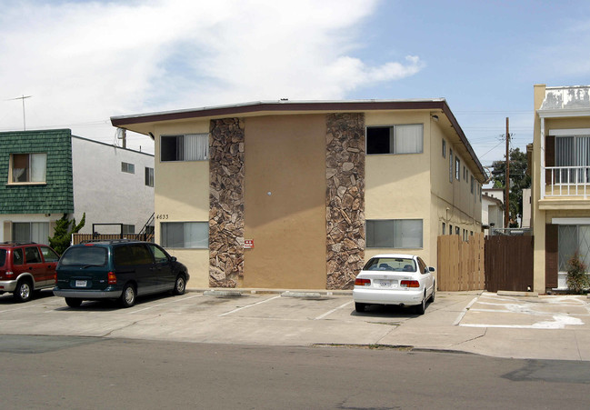 4633 Bancroft St in San Diego, CA - Building Photo - Building Photo