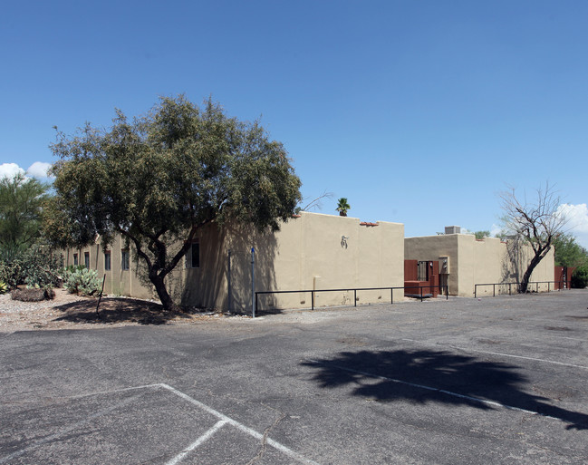 Los Altos Apartments in Tucson, AZ - Building Photo - Building Photo