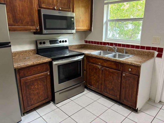 1329 NW 8th Ave in Fort Lauderdale, FL - Foto de edificio - Building Photo