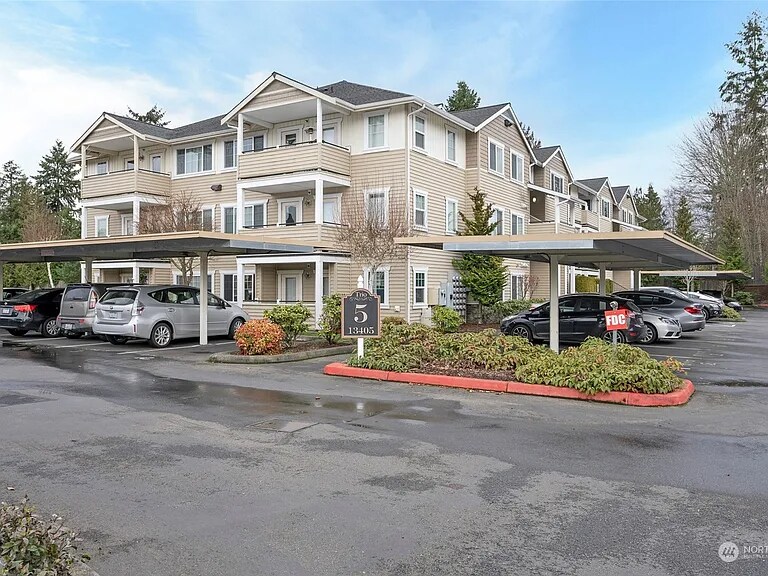 13405 97th Ave E in Puyallup, WA - Foto de edificio