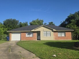 7518 Hummingbird Ln in Texas City, TX - Building Photo