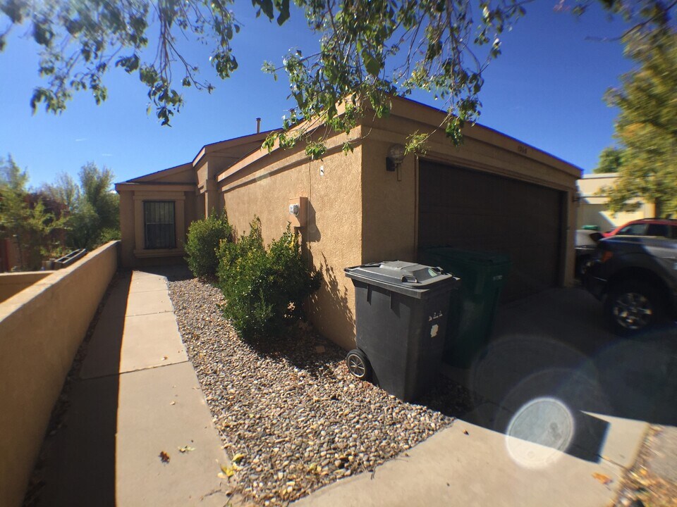 1368 Lil Ave NE in Rio Rancho, NM - Building Photo