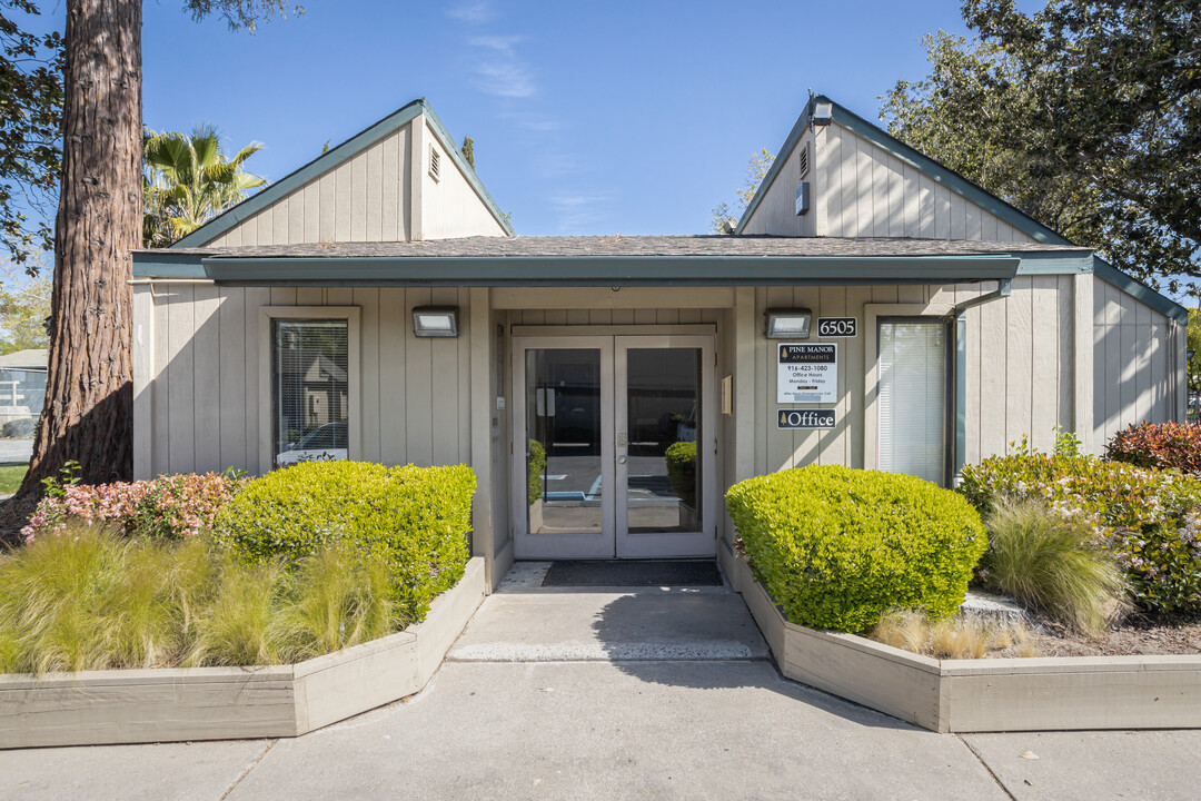 Pine Manor in Sacramento, CA - Foto de edificio