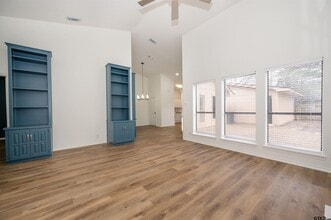 5819 Hollytree Dr in Tyler, TX - Building Photo - Building Photo