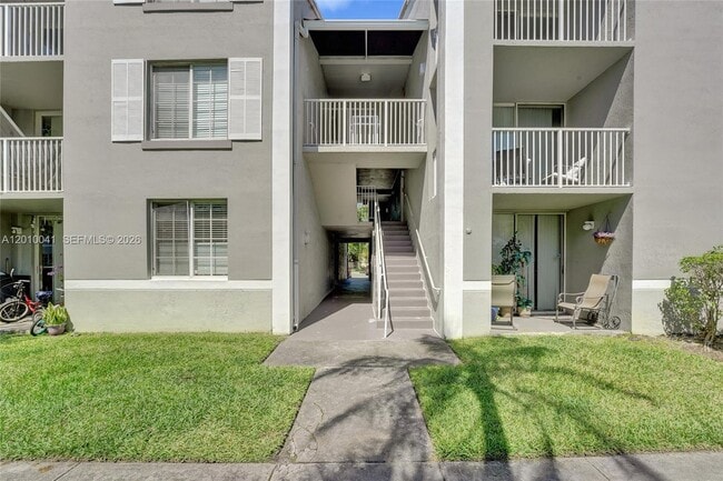 631 SW 111th Ln in Pembroke Pines, FL - Foto de edificio - Building Photo