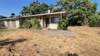2254-2256 Suzette Ave in Redding, CA - Building Photo