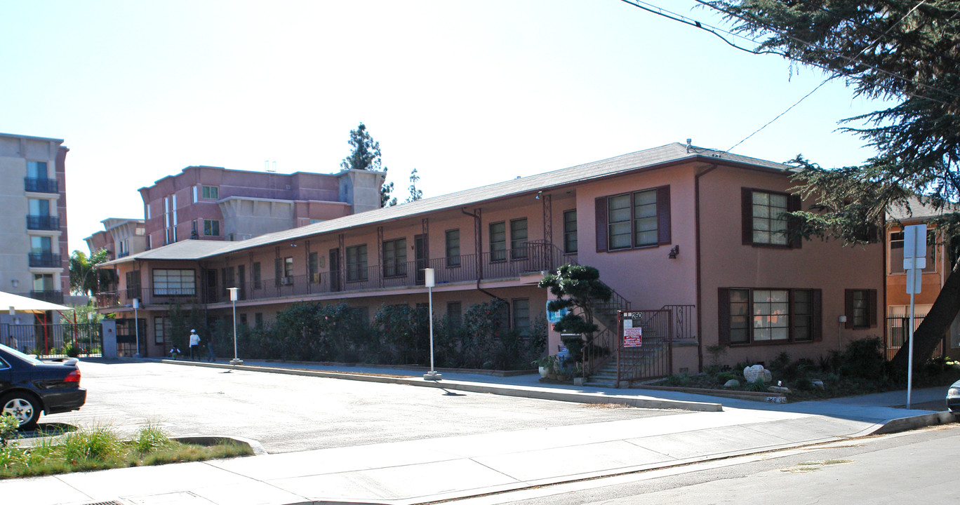 260 Oakland Ave in Pasadena, CA - Building Photo