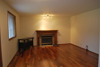 20204 37th Ave W in Lynnwood, WA - Foto de edificio - Building Photo