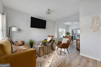 56 Holly Rd NW in Atlanta, GA - Building Photo - Building Photo