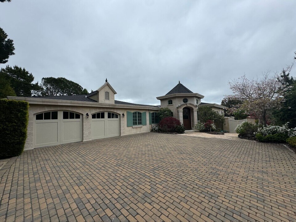 20 Inverness Way in Hillsborough, CA - Building Photo