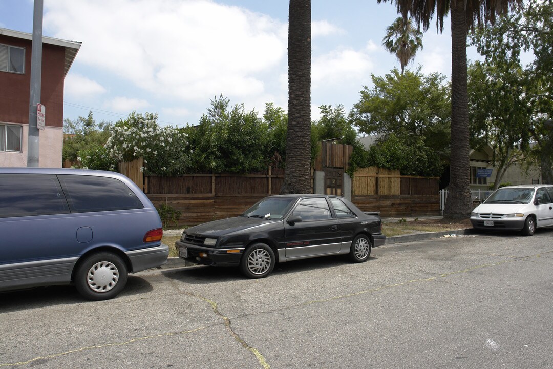 5827 Willoughby Ave in Los Angeles, CA - Foto de edificio