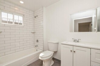 246 W Hoffman Ave in Lindenhurst, NY - Building Photo - Building Photo