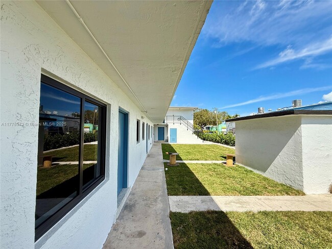 180 NE 57th St in Miami, FL - Foto de edificio - Building Photo