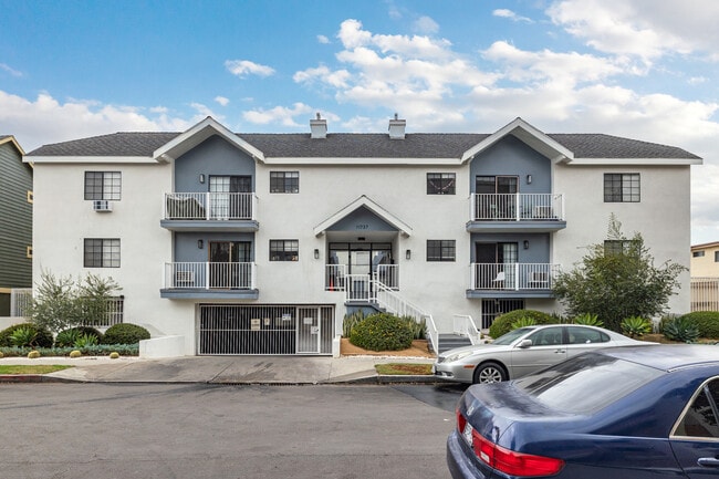 11737 Courtleigh Dr. in Los Angeles, CA - Foto de edificio - Building Photo