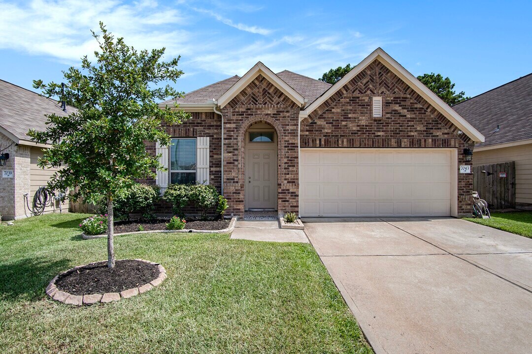 7043 Birnam Garden Lane in Houston, TX - Building Photo