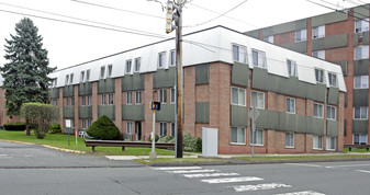 Silver Pond Apartments in Wallingford, CT - Building Photo - Building Photo