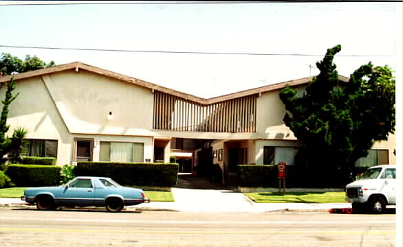 Regent Villas Apartments in Inglewood, CA - Building Photo