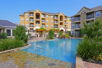 Falls at Westover Hills in San Antonio, TX - Foto de edificio - Building Photo